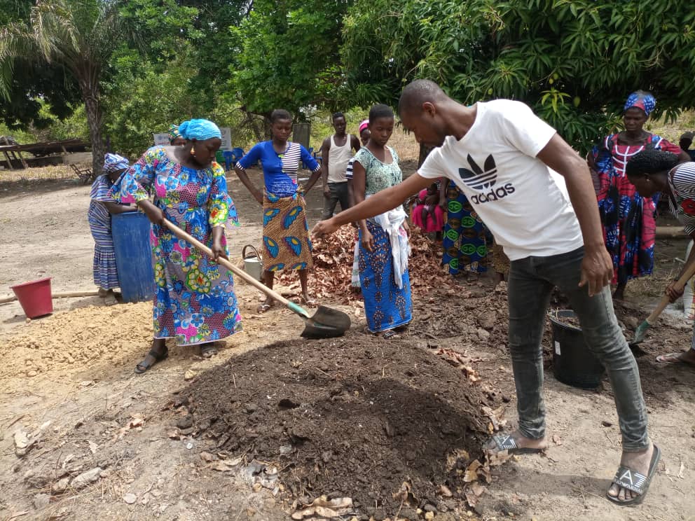 FAOauTogo's tweet photo. La coopérative TIBI dans la Centrale se forme à l'école de l'agroécologie. Les travaux ont porté sur les techniques de compostage pour la production de l'engrais organique Bokashi et la production des plants en pépinières. #changementclimatique #forestfarmfacility https://t.co/30XrTzYTWW