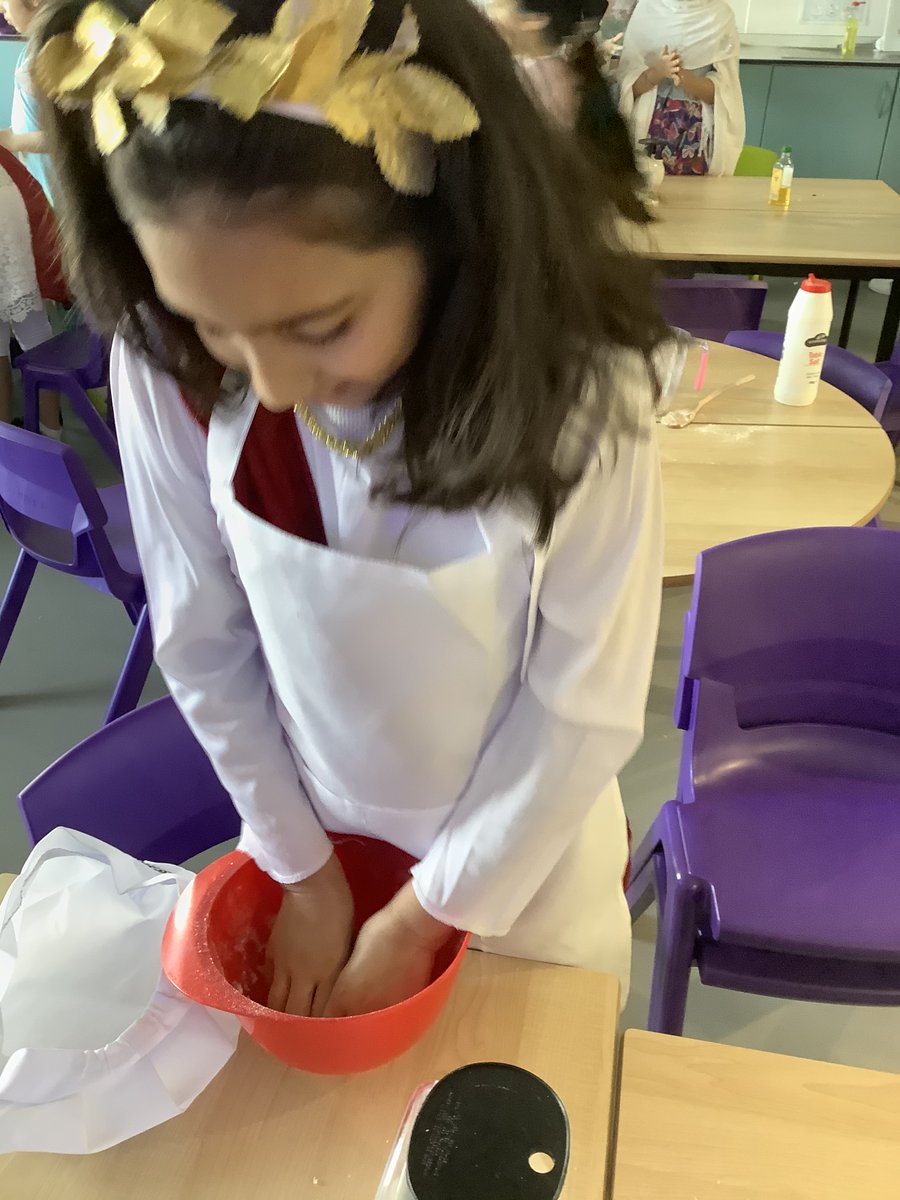 olive__preston's tweet photo. Year 5 enjoyed a fabulous Super Learning Day about the Romans. Thank you to our parents for the amazing outfits. #SuperLearningDay #History #StickyKnowledge #Ambition #WeAreSTAR https://t.co/D5JCXjn2y0