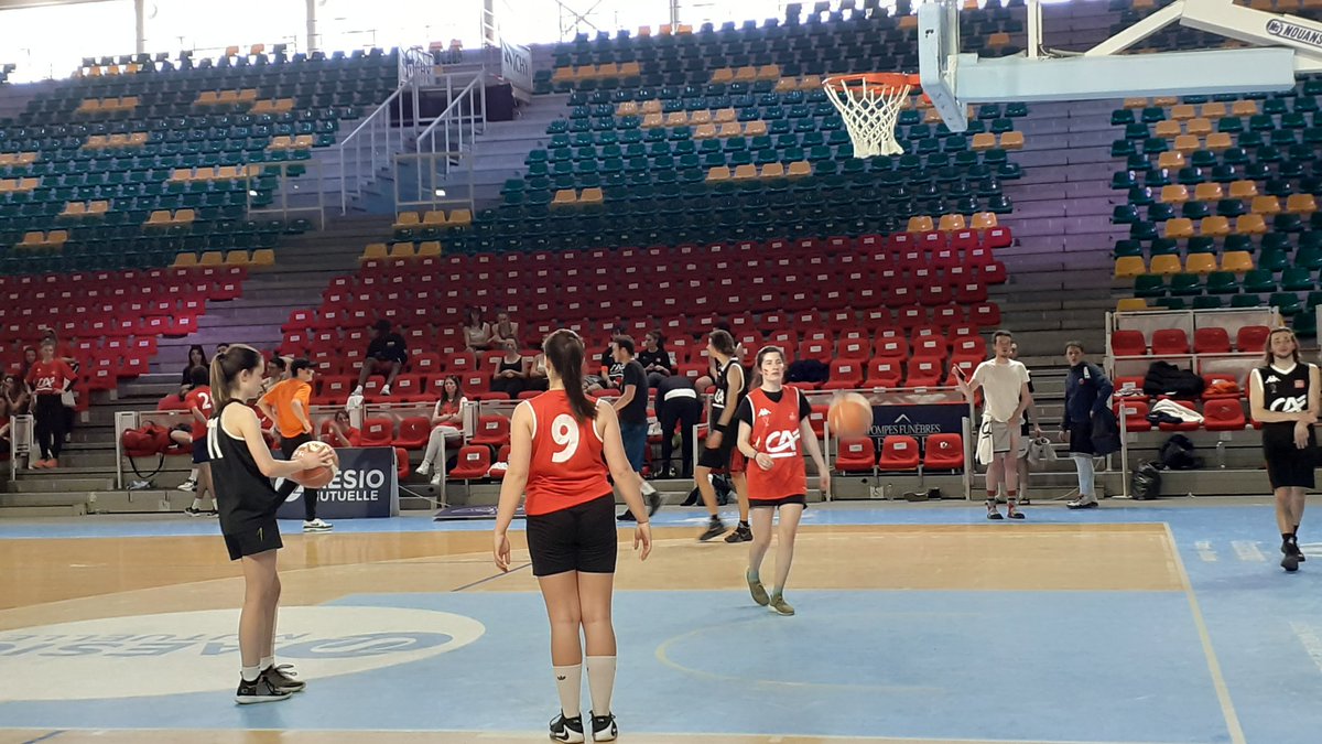 perrinecaurette's tweet photo. Battle inter-campus @ESSCA_Ecole  à Vichy.

3 jours de rencontres sportives entre les campus d'#Aix, #Angers, #Bordeaux, #Lyon, #Paris sous le soleil ! https://t.co/u6tmr7pwt1