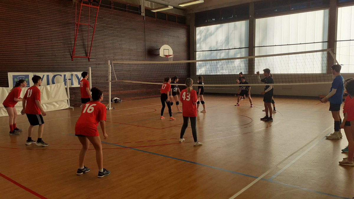 perrinecaurette's tweet photo. Battle inter-campus @ESSCA_Ecole  à Vichy.

3 jours de rencontres sportives entre les campus d'#Aix, #Angers, #Bordeaux, #Lyon, #Paris sous le soleil ! https://t.co/u6tmr7pwt1