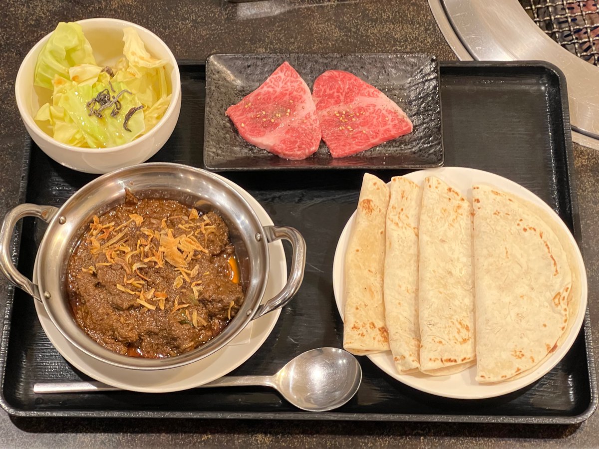 Mkitchen_machi8's tweet photo. 本日はビーフカラブナです。イスラム教徒の多いバングラデシュ人にとっては気分のアガる贅沢なメニュー。当店のシェフは丹念に下ごしらえをしてから調理するのでお肉はとても柔らかく、控えめに言ってもダッカの高級ホテルのより美味しいと私は思います。
#カレー 
#町屋
#A5ランク国産黒毛和牛 https://t.co/qjnO8Vti4v