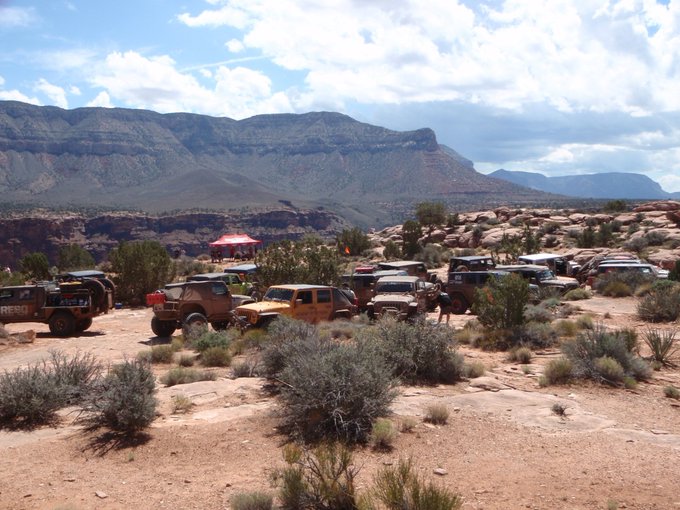 A congested overlook with many vehicles at the Toroweap Overlook