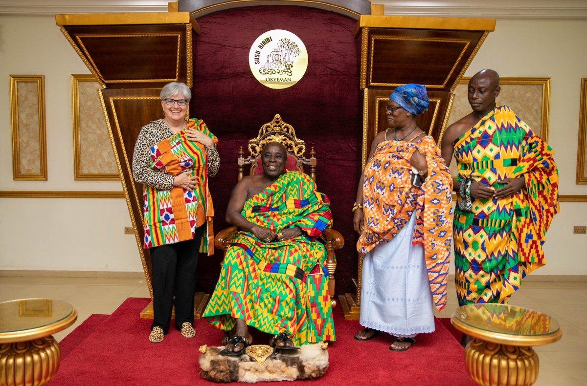 USEmbassyGhana's tweet image. The Okyenhene Osagyefo Amoatia Ofori Panin II welcomed Ambassador Stephanie S. Sullivan to his palace on March 21, 2022. Ambassador visited to bid farewell  and to thank him for the strong working relationship she has enjoyed over the last three years.  #USinGhana