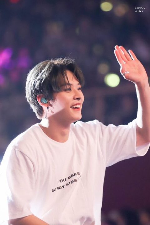 minhosfile's tweet photo. 🐰: if i didn't choose this path if i didn't decide to be an artist then everyone will thought that i'm weird, but since i choose become an artist you smile at me when i look at you so i'm glad i chose this path and I'm so grateful to you for choosing to be STAY. https://t.co/oLZPAJ7N4M