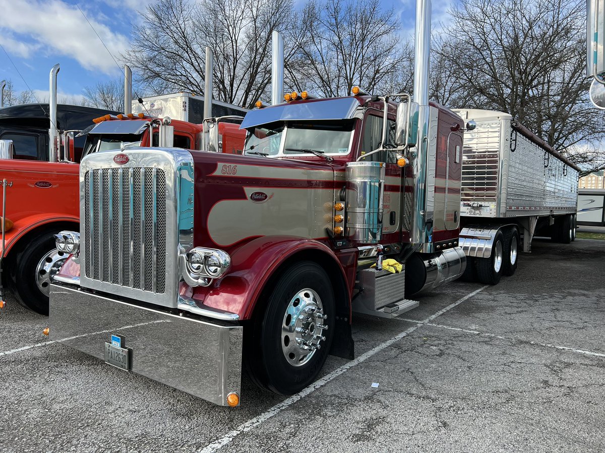 TinkVeri's tweet photo. Soaking up some sun in Louisville KY 😎😎 #mats #peterbilt #tandemgang https://t.co/5jAr7x9zrW