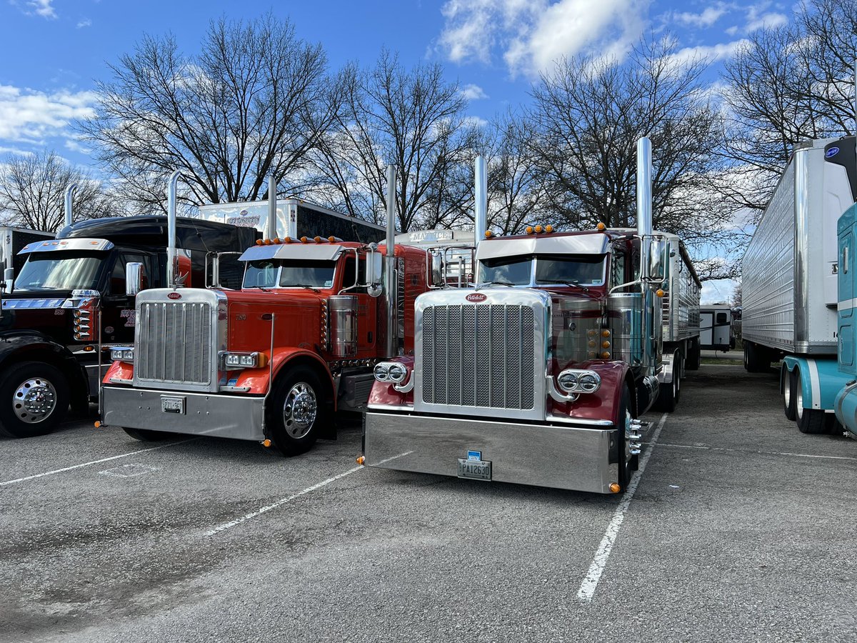 TinkVeri's tweet photo. Soaking up some sun in Louisville KY 😎😎 #mats #peterbilt #tandemgang https://t.co/5jAr7x9zrW