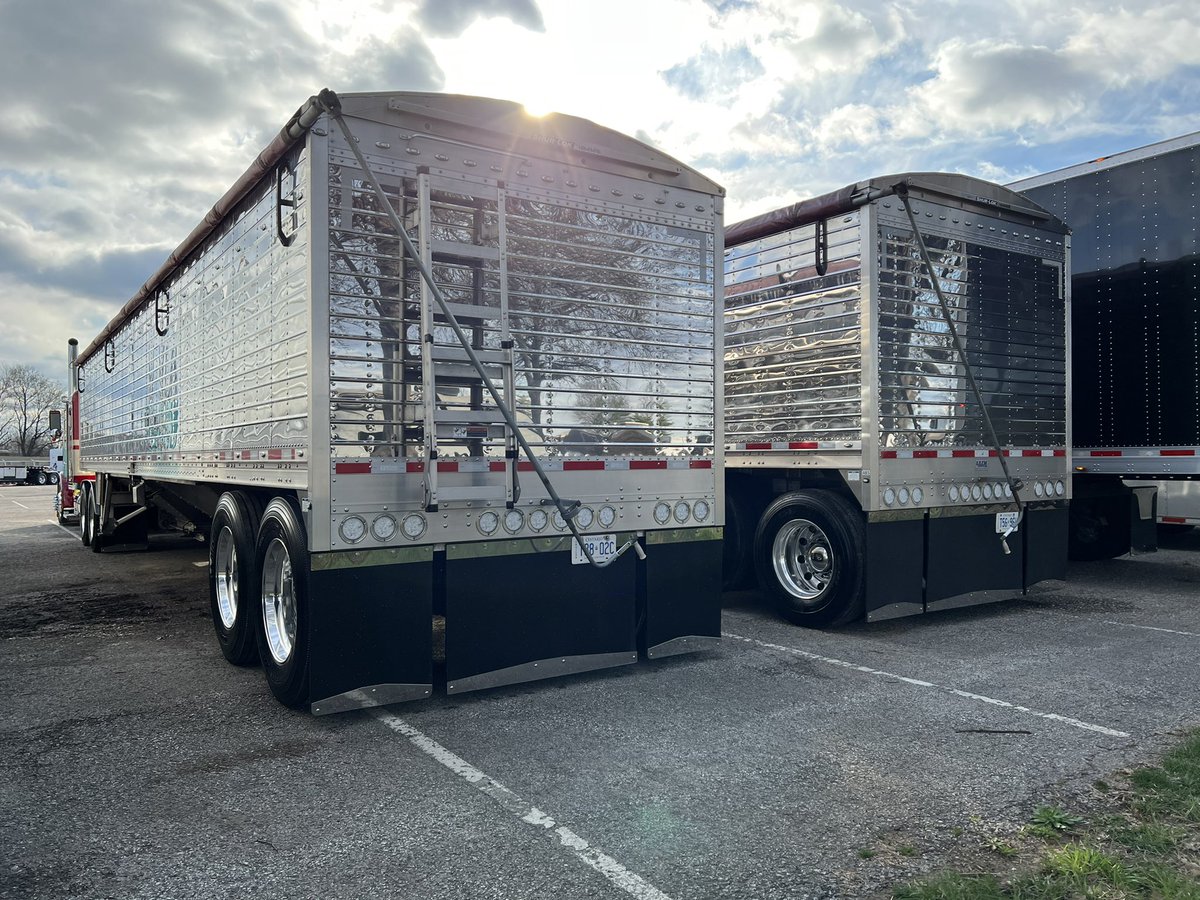 Soaking up some sun in Louisville KY 😎😎 #mats #peterbilt #tandemgang