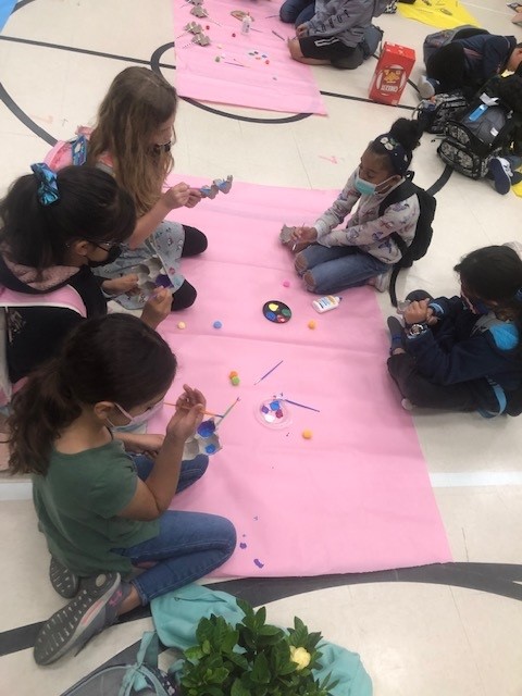 PearlandISD's tweet image. Students from Cockrell Elementary worked on flower art projects in Communities in Schools and expressed their creativity this morning! #WeAreKnowledgeable #WeArePearlandISD