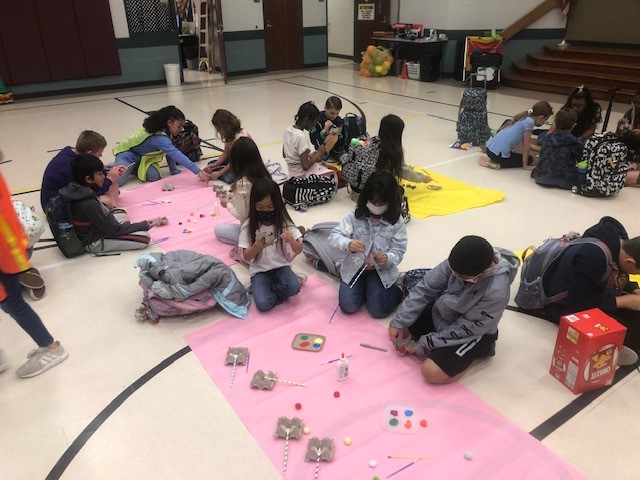PearlandISD's tweet image. Students from Cockrell Elementary worked on flower art projects in Communities in Schools and expressed their creativity this morning! #WeAreKnowledgeable #WeArePearlandISD