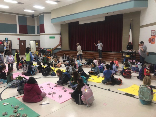PearlandISD's tweet image. Students from Cockrell Elementary worked on flower art projects in Communities in Schools and expressed their creativity this morning! #WeAreKnowledgeable #WeArePearlandISD