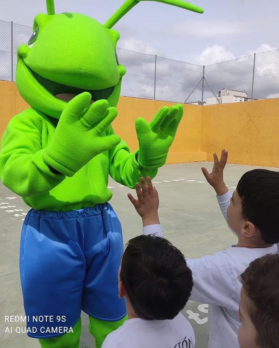 CristoRey_FV's tweet photo. Ayer nos visitó la Hormiga Victoria gracias a la #EscuelaDeportiva y a #Foovy
Los alumnos mantuvieron un diálogo en inglés para conocer sus aficiones deportivas....¡gracias por esta divertida visita!
#tumetaesmicamino #caminamosjuntos 👣 https://t.co/7mRIE0HAOV