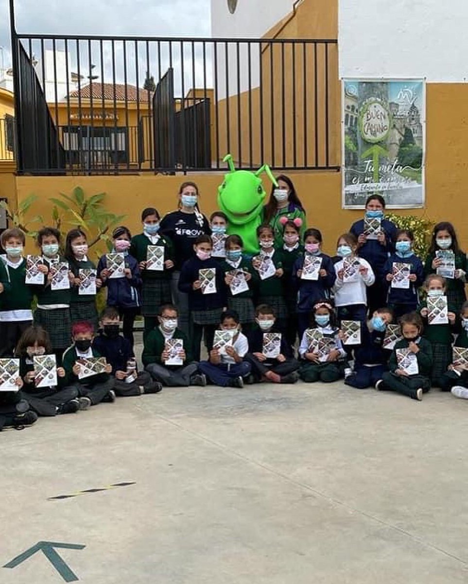 CristoRey_FV's tweet photo. Ayer nos visitó la Hormiga Victoria gracias a la #EscuelaDeportiva y a #Foovy
Los alumnos mantuvieron un diálogo en inglés para conocer sus aficiones deportivas....¡gracias por esta divertida visita!
#tumetaesmicamino #caminamosjuntos 👣 https://t.co/7mRIE0HAOV