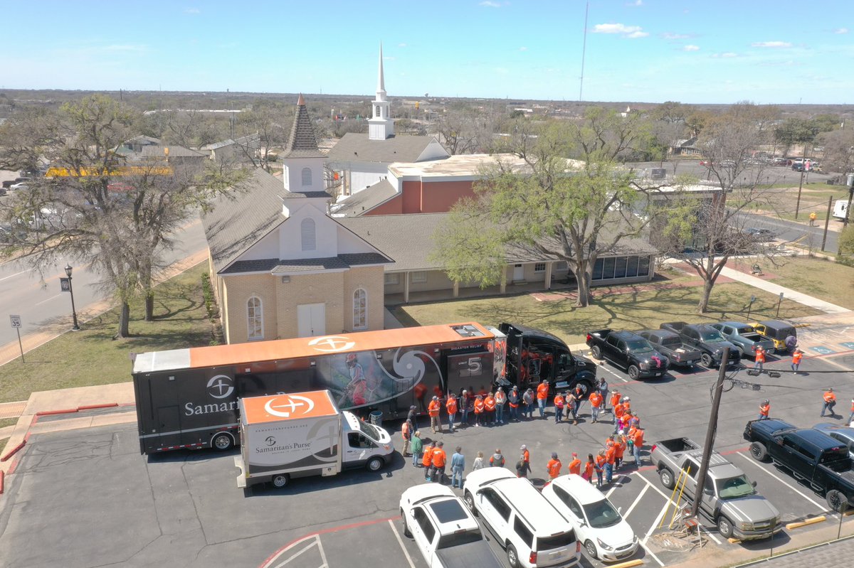 EdwardG1911's tweet photo. Grateful for the hands and feet of Christ out helping so quickly after such devastating storms made their way through #Texas & #Louisiana. #Pray for the hurting cities and the volunteers out serving. Want to #HelpInJesusName? Go to https://t.co/Hb9sgnz3gx https://t.co/pJNLR1sMYS