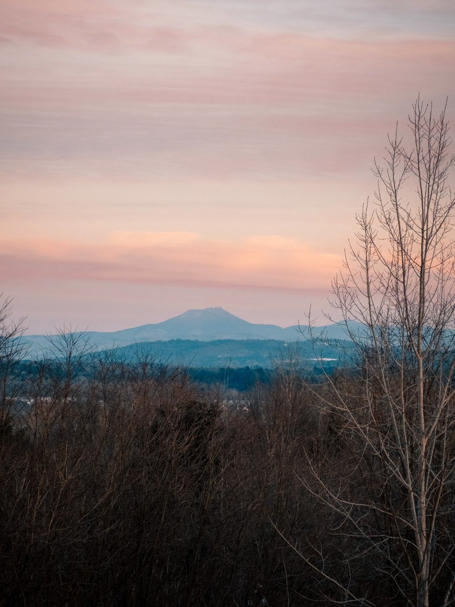DunhamFits's tweet photo. Recognize this mountain? It's "Camel's Hump", the mountain featured on the state's quarter. It's just one of many places to explore in the Green Mountain state. #ExploreVermont 📸: jasonct39 (IG) https://t.co/0emjAYR3mr