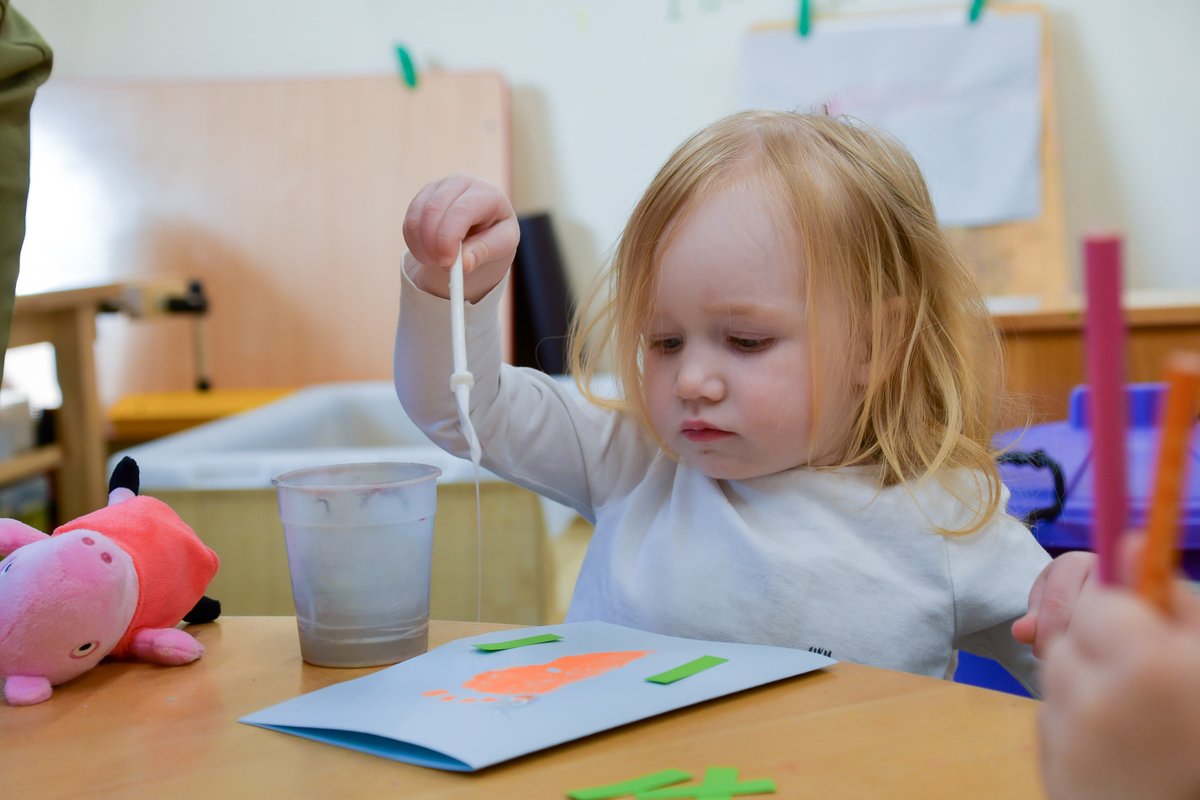 StEdsPrePrep's tweet image. Little Oaks have been exploring their creative sides and making Easter cards using painted imprints of their feet. 🥕 With lots of big smiles, it was a great way to enhance fine motor skills, nurture imagination and practise artistic skills. Excellent work, everyone! 🎨