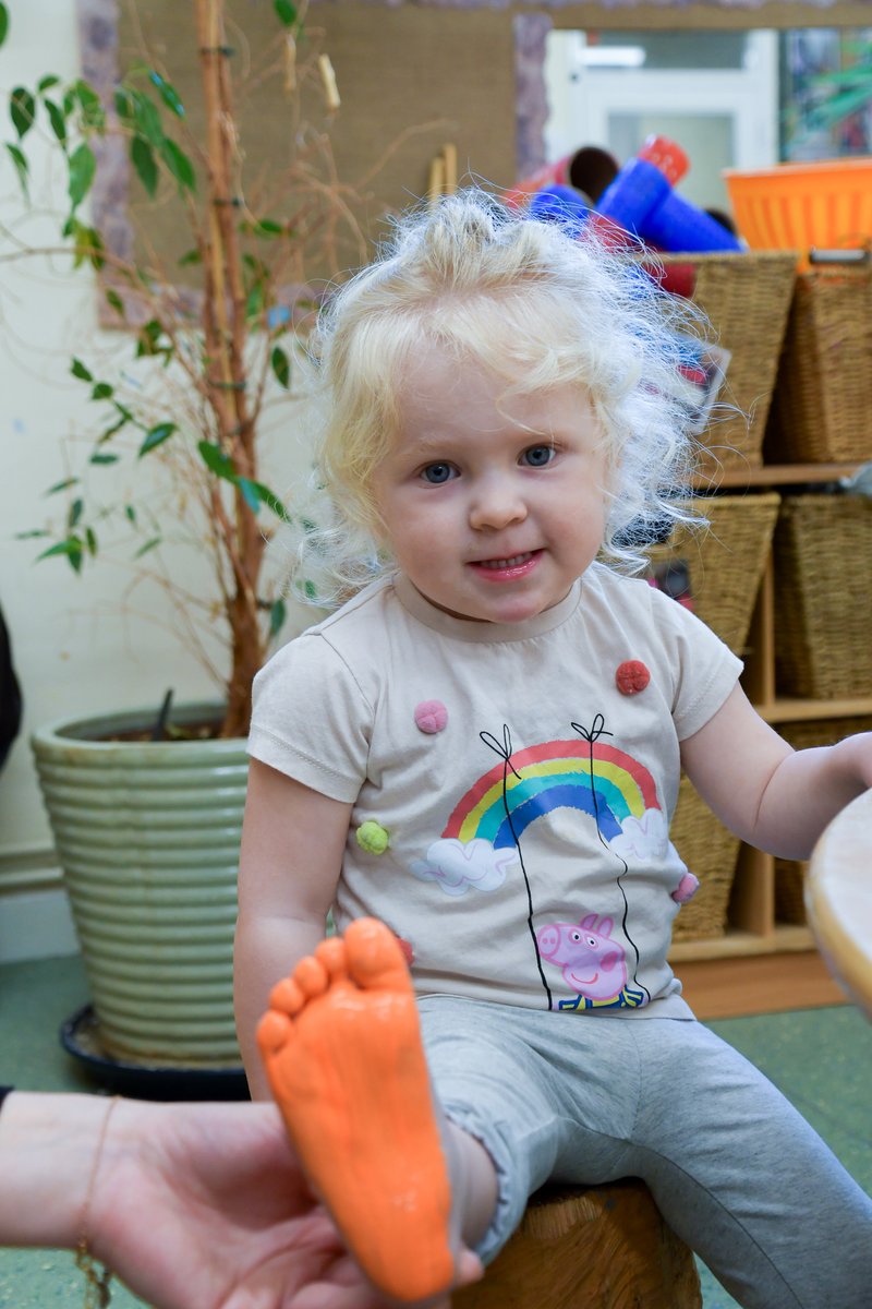 StEdsPrePrep's tweet image. Little Oaks have been exploring their creative sides and making Easter cards using painted imprints of their feet. 🥕 With lots of big smiles, it was a great way to enhance fine motor skills, nurture imagination and practise artistic skills. Excellent work, everyone! 🎨