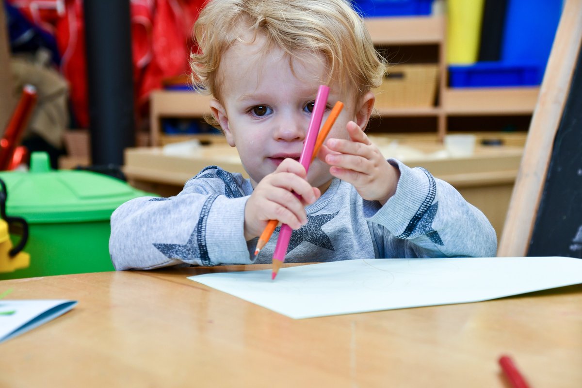 StEdsPrePrep's tweet image. Little Oaks have been exploring their creative sides and making Easter cards using painted imprints of their feet. 🥕 With lots of big smiles, it was a great way to enhance fine motor skills, nurture imagination and practise artistic skills. Excellent work, everyone! 🎨