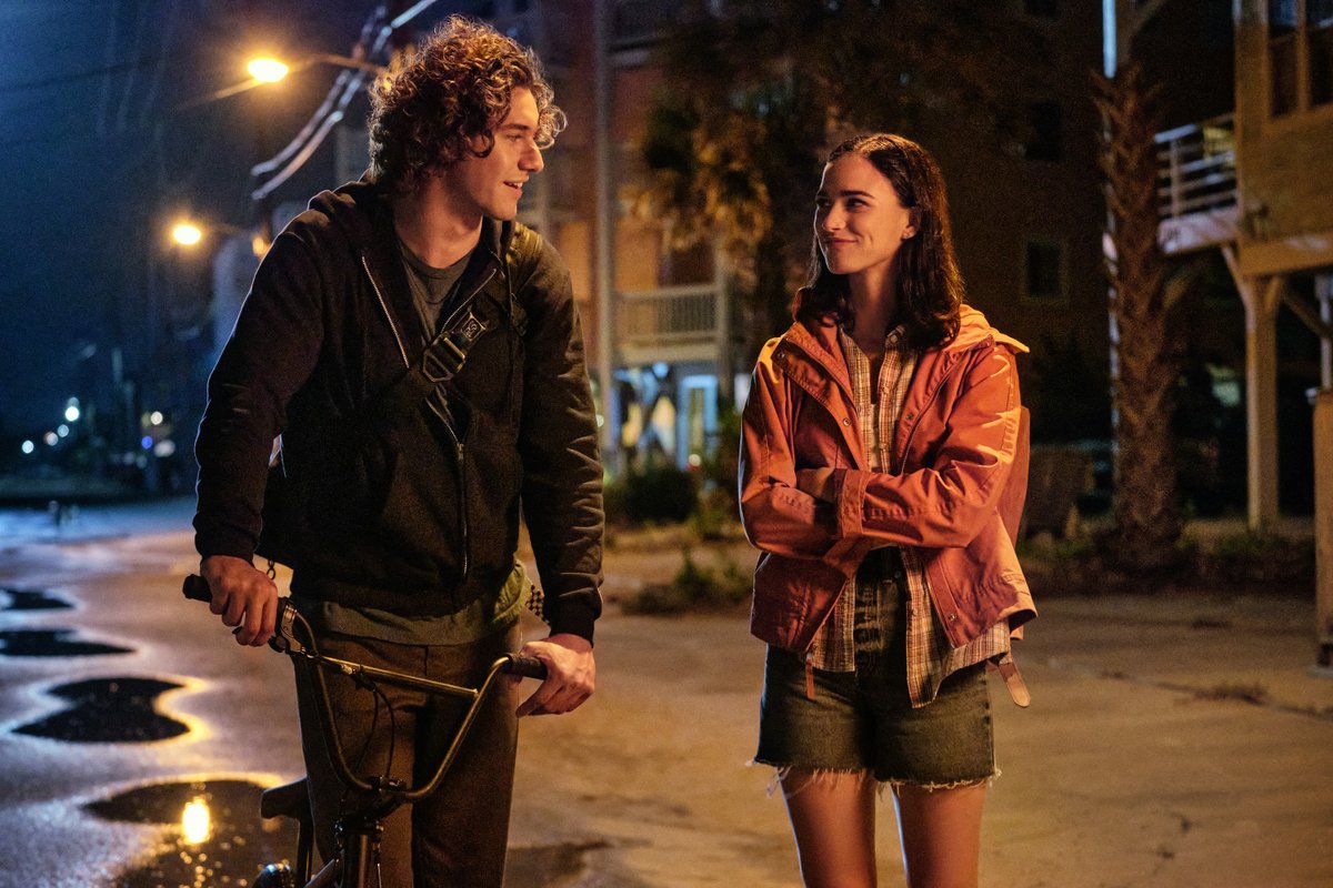 NetflixBrasil's tweet photo. Já sei que vou me apaixonar por eles. A Caminho do Verão é meu novo filme inspirado no livro de Sara Dessen. Estreia dia 22 de abril. 🚲💕 https://t.co/JXIf3Q9Fmj