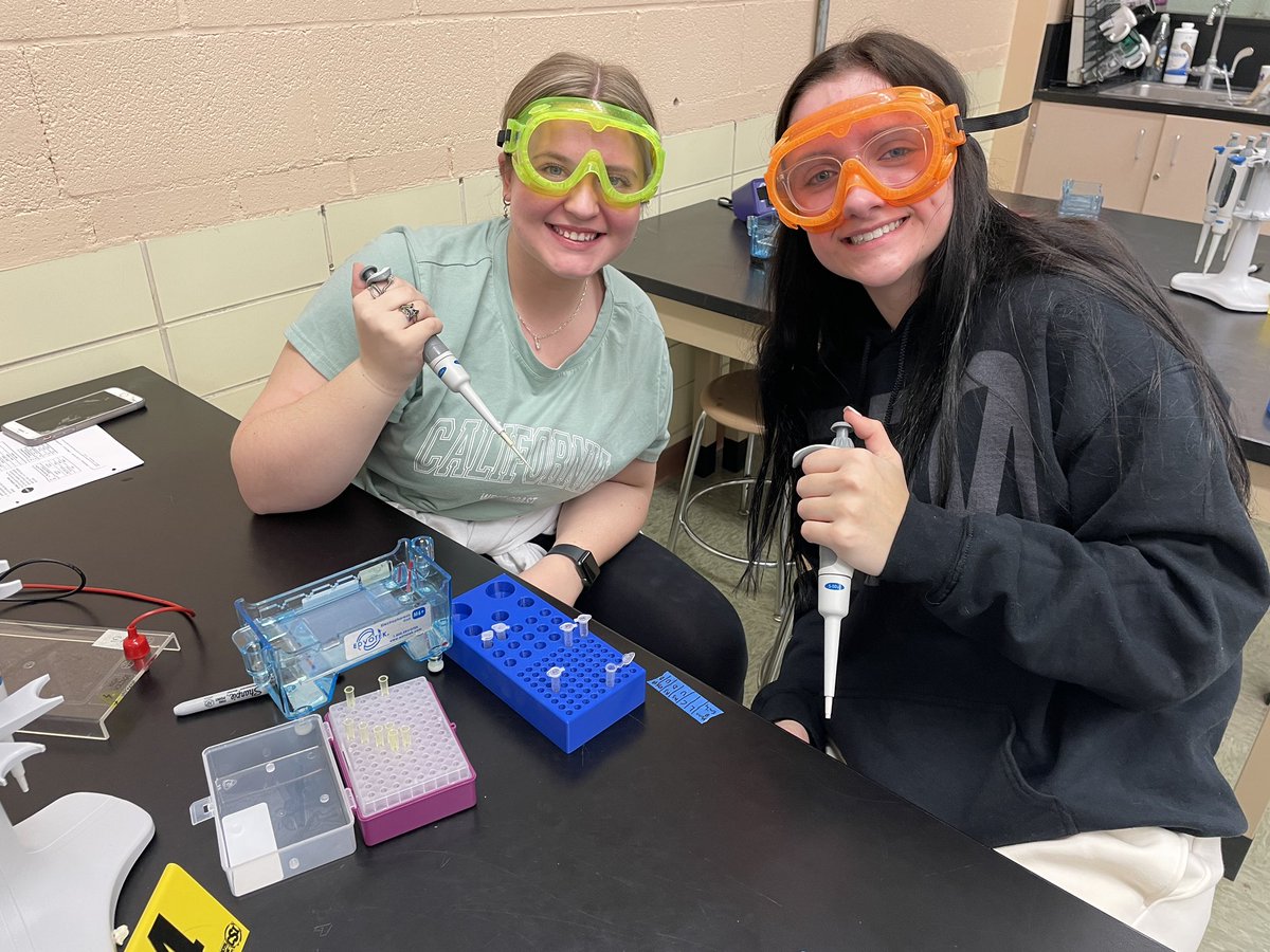 colemanbio414's tweet photo. Loading gels with AP Bio @edvotek #345. #biotechskills #nordoniarocks @JoeSuperintend1 @CaseyGWright @Andrew_Lastovka @kennedy_syllaba @emilydrinko_ https://t.co/xbEmJ2w8sr