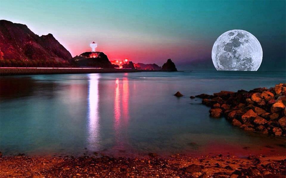 The moon is beautiful. Лунный пейзаж. Луна фото красивое. Прекрасная Луна и природа. Солнце и Луна фото.