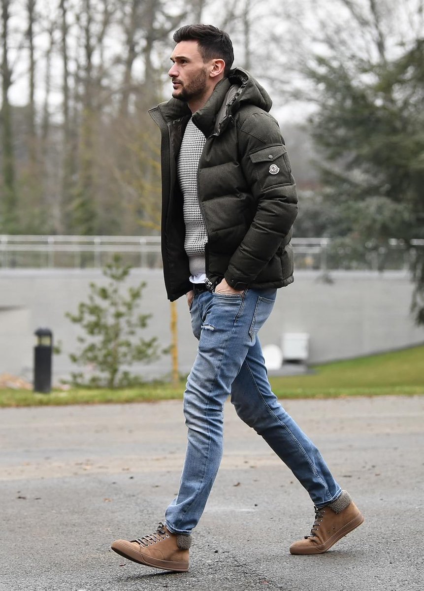 sofihane_'s tweet image. Hugo depuis 2018 la paire plutôt les Godasses faut arrêter... Avec une vraie paire, tu pourrais faire de vrais choses bg