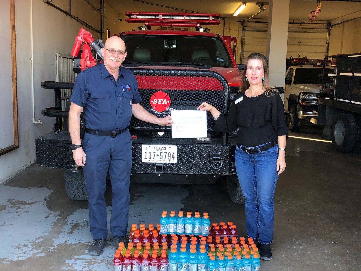 Kellye Potter, 1CFCU Ballinger Branch Manager, provided Gatorade to Ballinger’s Fire Chief Brent Allen. Thank you to all the volunteers who are working hard to keep residents and their property safe during these dry times. We appreciate your service!
