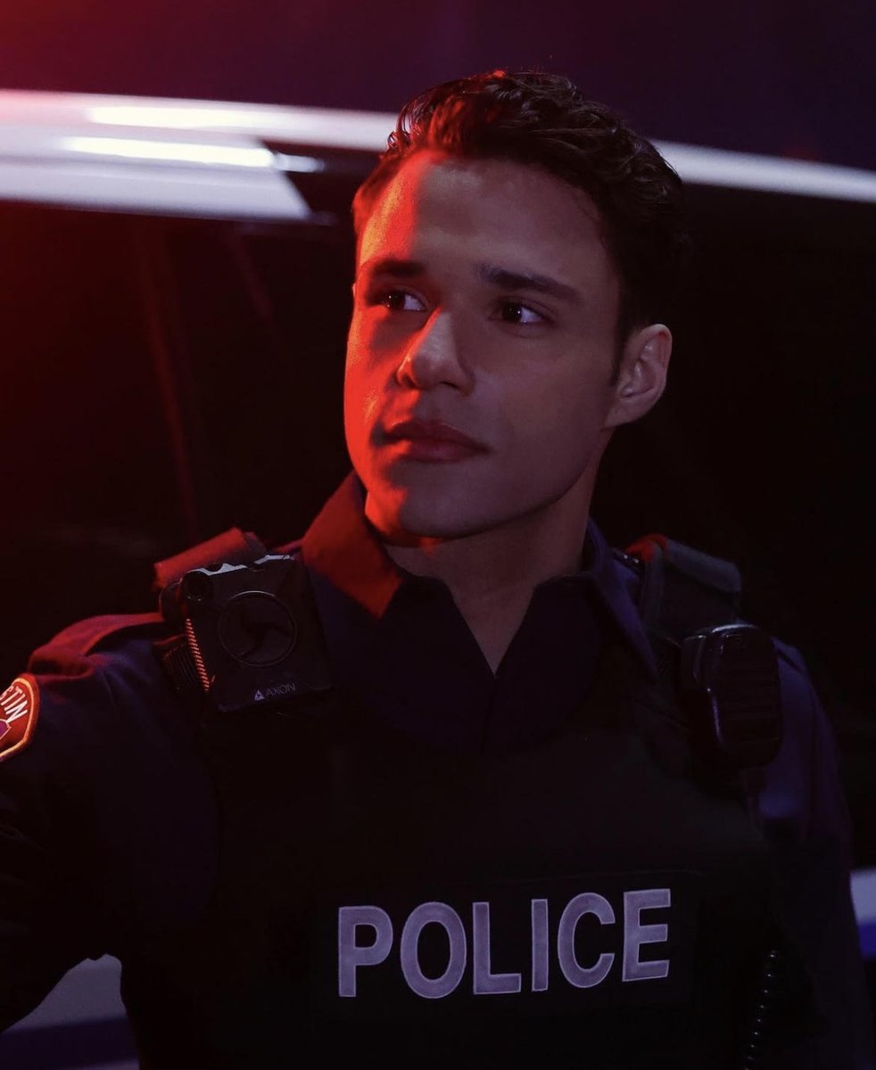 Hello, 9-1-1? Yes... someone's stolen my heart. 🥰❤

📺: #911LoneStar
