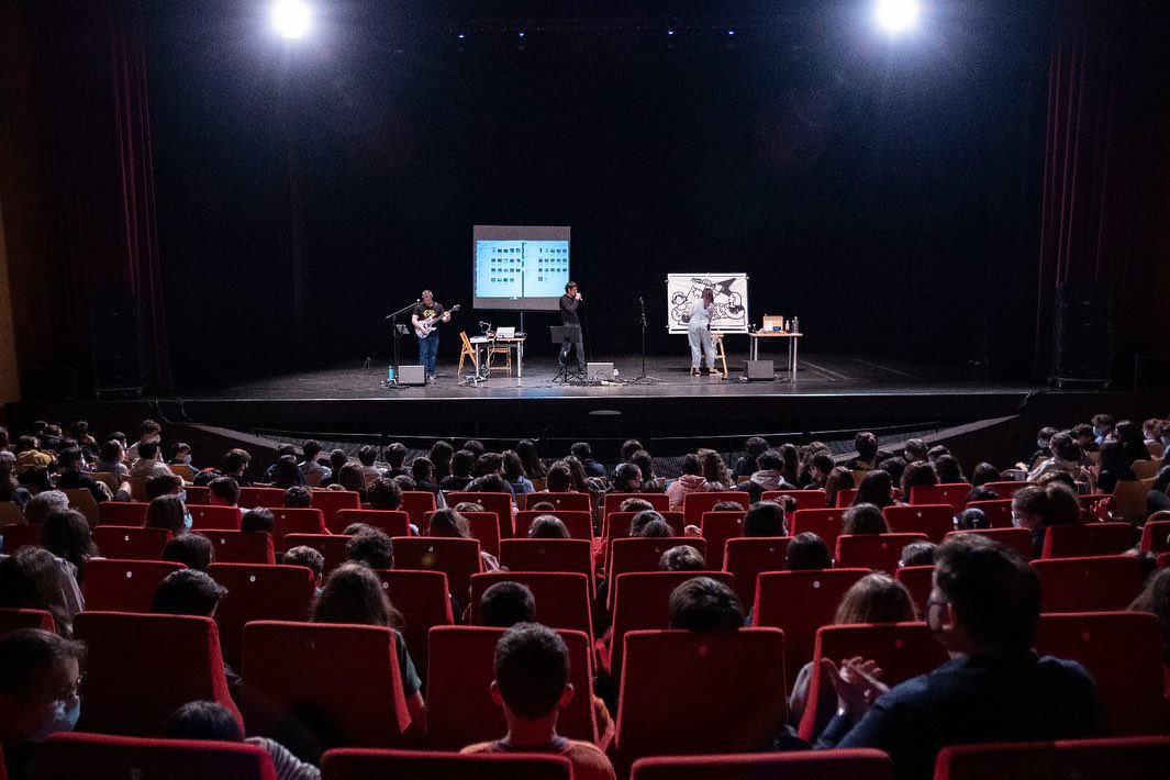 pakolascerdeira's tweet photo. Maña xeitosa coa rapazada de secundaria no Salón do Libro de Pontevedra. Música, ilustración e pezas audiovisuais para berrar e cantar en galego. GRAZAS
#zenzar #zenzarrockengalego @SalondoLibro #salondolibrodepontevedra https://t.co/2DuNlpIE06