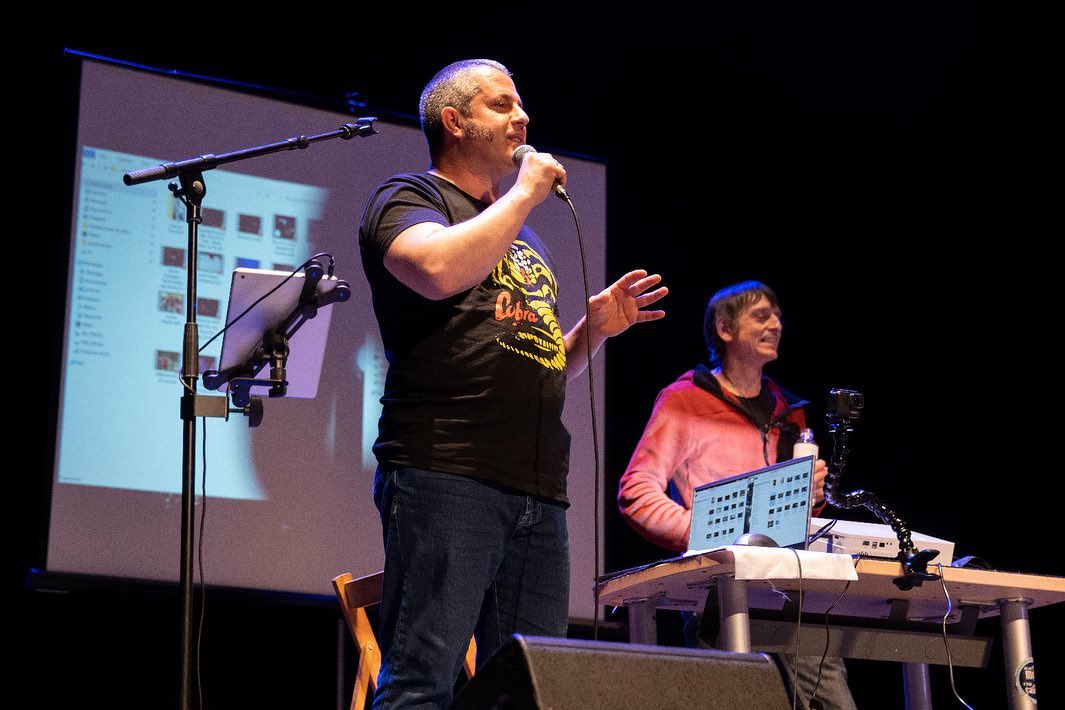 pakolascerdeira's tweet photo. Maña xeitosa coa rapazada de secundaria no Salón do Libro de Pontevedra. Música, ilustración e pezas audiovisuais para berrar e cantar en galego. GRAZAS
#zenzar #zenzarrockengalego @SalondoLibro #salondolibrodepontevedra https://t.co/2DuNlpIE06
