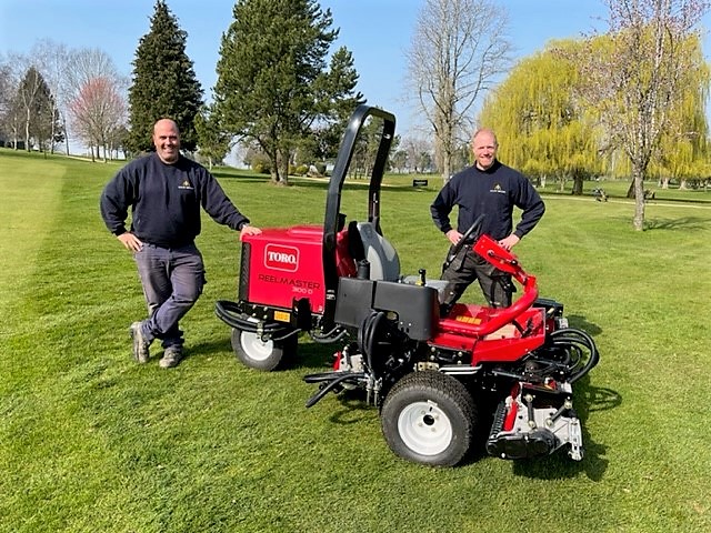 hopkinsmachines's tweet photo. Course Manager Nigel Thomson and Deputy Manager John Terry of @LilleyBrookGolf pictured below took delivery of a new @TheToroCompany Reelmaster 3100 today.
#toro #reesink #reelmaster #3100 #golfcourse #grass #sward #green https://t.co/HYwW8X9S7X