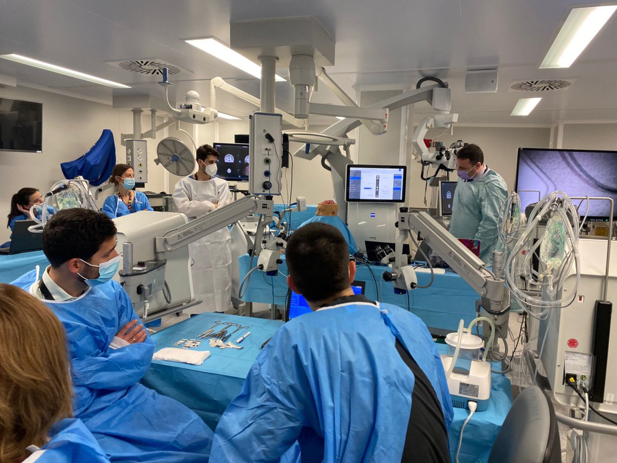 vallegarciasan1's tweet photo. Impresionante sesión formativa precongreso organizada por #Neurocirugia del @HUReinaSofia en el laboratorio de CIRUGIA EXPERIMENTAL del @IMIBIC sobre la disección de #fibrasblancas para avanzar en el perfeccionamiento de la técnica! #Cordoba lidera el XXXVII Congreso #SOANNE 🙏🏾 https://t.co/nxyk4ijMfP