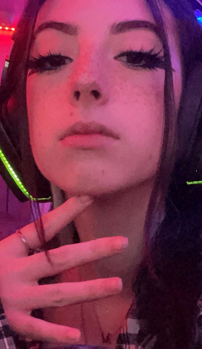 allieig14's tweet photo. happy #mcytmodselfieday from ur fav internet janitor https://t.co/pDy8Si3BnR