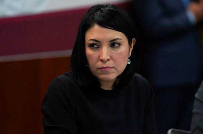 Cuando te enteras que acabas de pasar a formar parte del elenco de floreros...