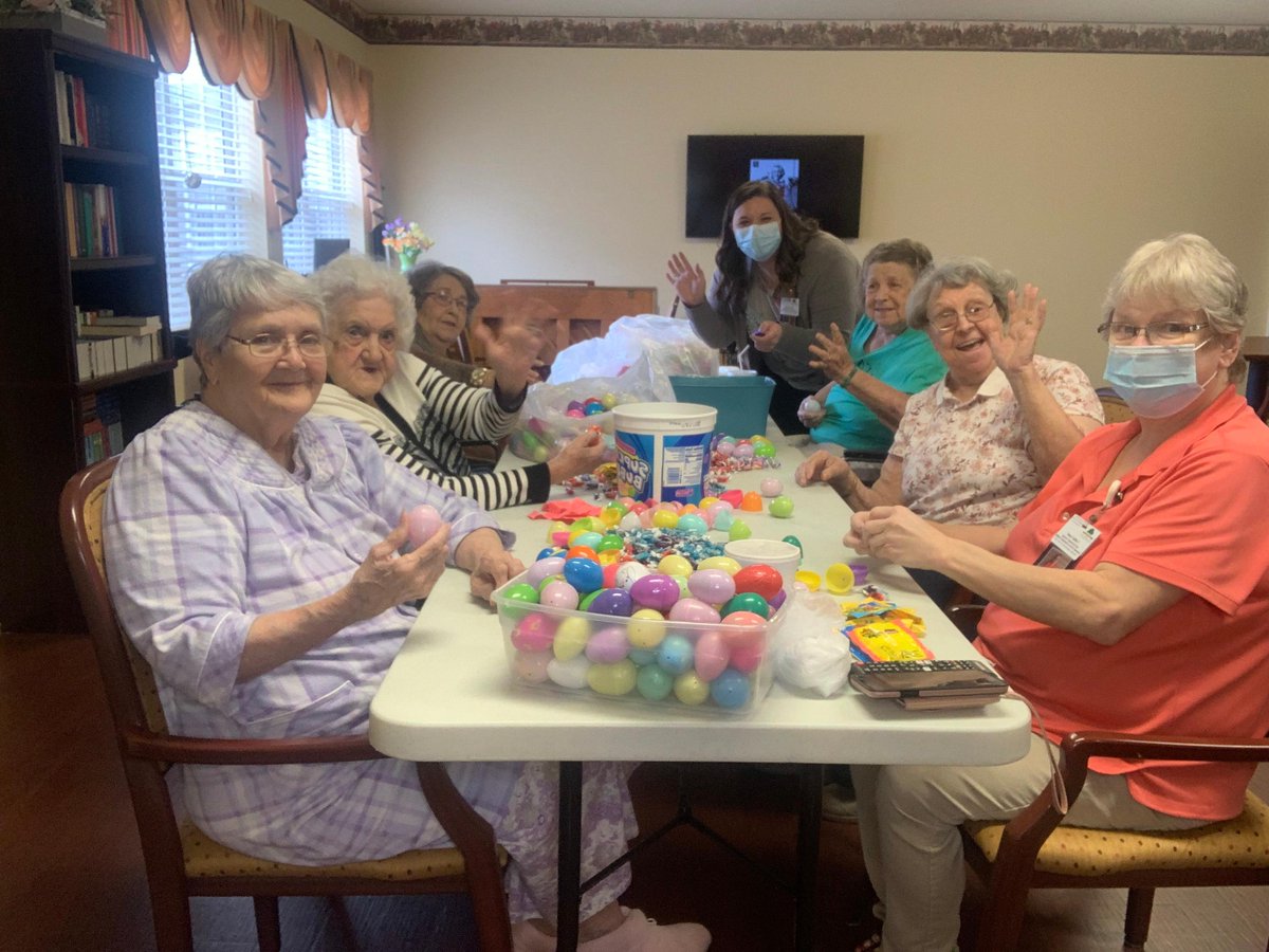 V_OakRidge's tweet photo. We had some busy bunnies filling eggs this morning! https://t.co/mLHkPgb6B3