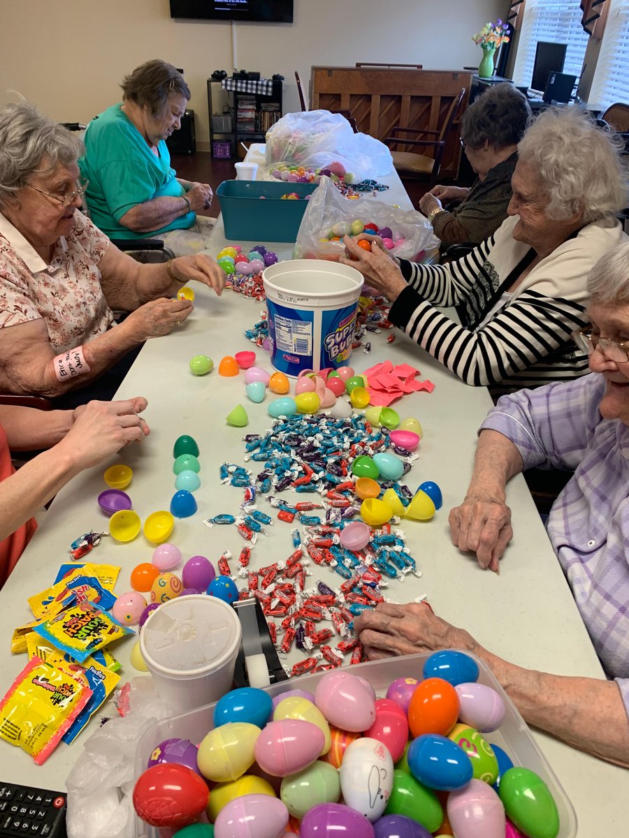 V_OakRidge's tweet photo. We had some busy bunnies filling eggs this morning! https://t.co/mLHkPgb6B3
