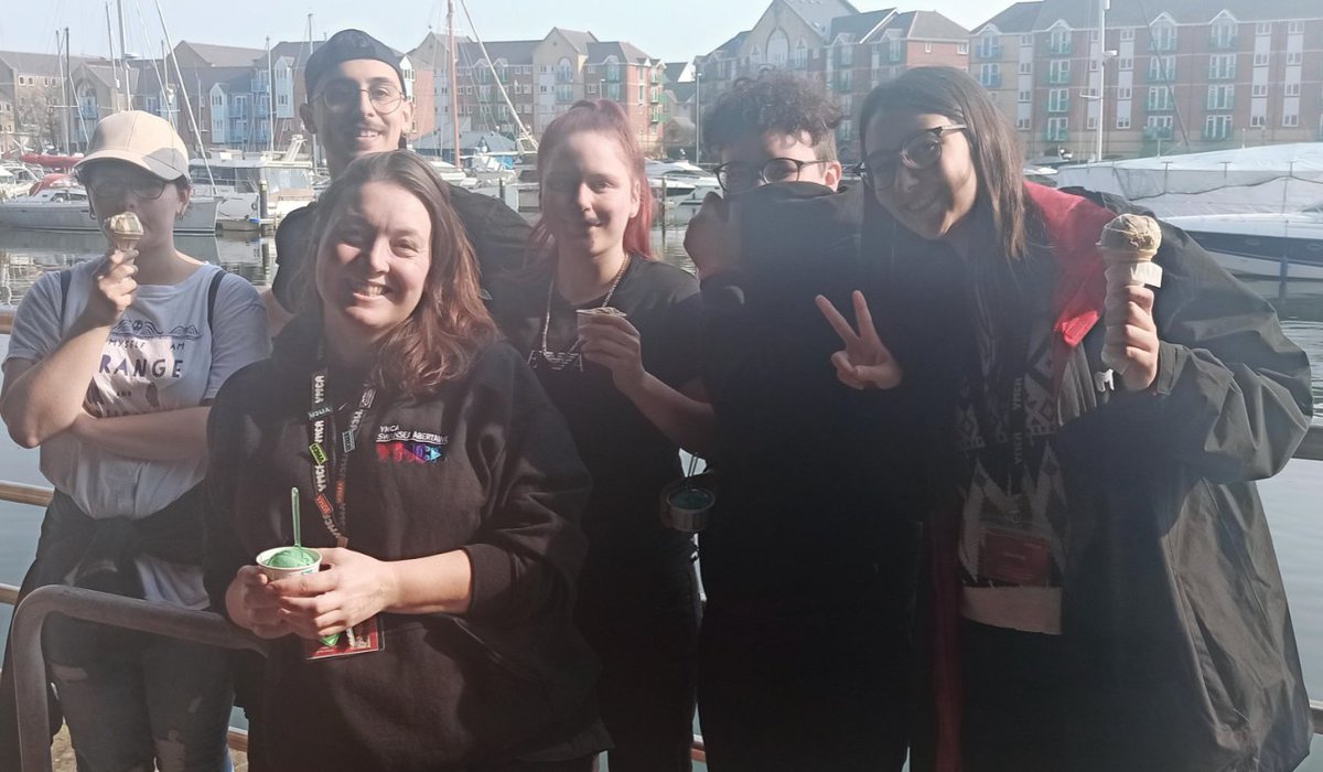 vicki_ymca's tweet photo. Why stay indoors when you can enjoy this beautiful #SunnyDay! @YMCASwansea staff and #PathwaysProject participants ditched the office and headed out for a well needed wellbeing beach walk and ice-cream 😋🍦😊
#COMMUNITYRENEWALFUND
#HereForSwansea
#PartnershipWorkingWorks https://t.co/ovl5xv84M9