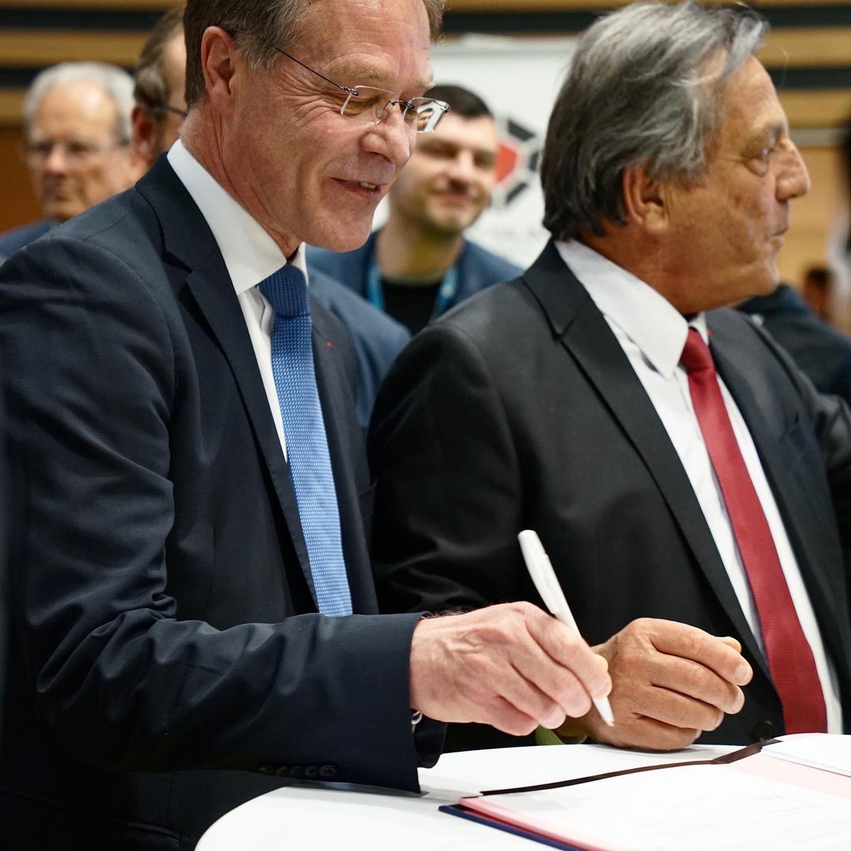 👏 Accompagner, protéger et soutenir les #TPE et #PME contre les cyber-attaques. Sur #MADEINPME, signature de la convention de partenariat <a href="/SecurityElysium/">Elysium Security</a> &amp; @CPMEaura sur le stand #ElysiumSecurity. 

MADE IN PME, un RDV unique qui permet de nouer les liens des entreprises ! 🚀