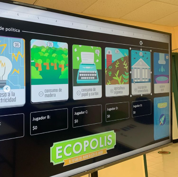 playecopolis's tweet photo. Nuestros talleres muestran los elementos de juego en pantalla para que todos estemos en la misma página. Así fue ayer con #ECOPOLIS en la cátedra de #urbanismo impartida por la Arq. @raisabanfield en @escuelaisthmus, donde todos los equipos llegaron a la meta en la misma ronda!🙌 https://t.co/nhtIGhv6gM