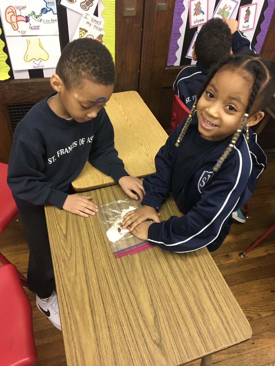 MurraySFABX's tweet photo. Kindergarten is reading "Jack and the Beanstalk" and planting their own beans! #jackandthebeanstalk #kindergarten #SFABronx #planting https://t.co/MxPufyQ2BT
