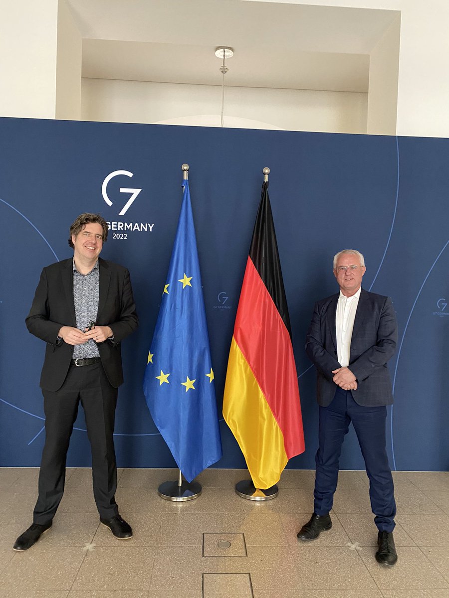 Mit dem Parl. Staatssekr im @BMWK Michael Kellner zu vielen Themen der Kreislaufwirtschaft. Viel Konsens, aber der Koa-Vertrag legt die Latte auch hoch. Gibt gerade andere Themen, aber separate Lösungen gibt es nicht. Und Recycling ist auch als Rohstoffquelle immer wichtiger.