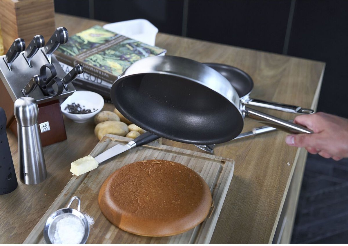 ZWILLING México (@zwilling_mx) on Twitter photo 🧚🏼♀️ ¡No es magia! Son las sartenes de la línea PRO de ZWILLING
😍 Con su revestimiento antiadherente no se te pegará nada y hasta lo más delicado, te quedará perfecto.
👉🏼 Las encontrarás de 20 y 24 cm en <a href="/palaciohierro/">El Palacio de Hierro</a> y en nuestra Concept Shop de <a href="/paseointer/">Paseo Interlomas</a>
#ZwillingMexico 🧚🏼♀️ ¡No es magia! Son las sartenes de la línea PRO de ZWILLING
😍 Con su revestimiento antiadherente no se te pegará nada y hasta lo más delicado, te quedará perfecto.
👉🏼 Las encontrarás de 20 y 24 cm en <a href="/palaciohierro/">El Palacio de Hierro</a> y en nuestra Concept Shop de <a href="/paseointer/">Paseo Interlomas</a>
#ZwillingMexico