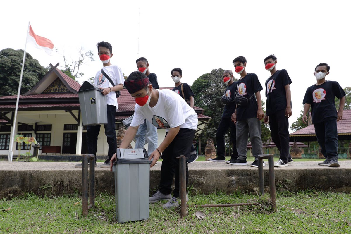 SarijemMbok's tweet photo. Diam mnjdi cupu bergerak  mnjdi suhu smngt milenial jambi yg mndukung ganjar pranowo 
#ganjarmilenialcenter https://t.co/i11O8yEAVg