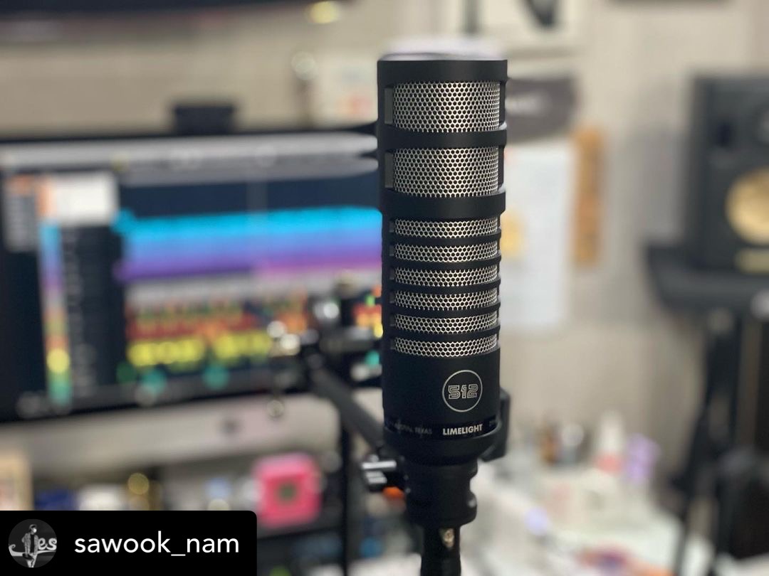 512Audio's tweet photo. Struggling to capture your voice and not your room noise in your podcast? Take your setup from novice to pro with the Limelight dynamic vocal XLR mic, ON SALE NOW for $149. 

📸: @sawook_nam on IG

#512audio #limelightmicrophone #broadcastsetup #podcaster #studiosetup https://t.co/v4qk6nZjOg