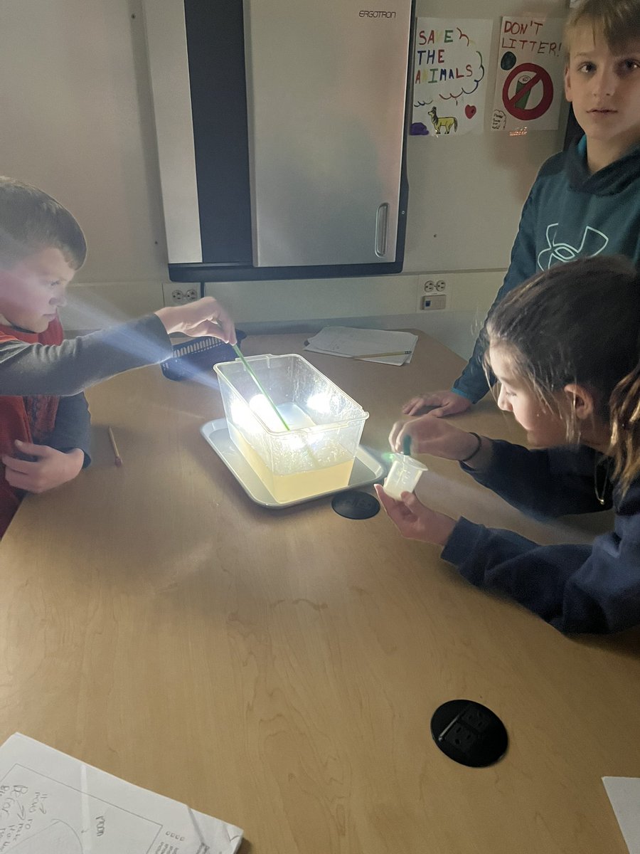 MrsCirillo5's tweet photo. Hands on learning in the Science 🧪🥼 replicating sunsets and sunrises. ☀️ @LoprestiMrs @WPSCMSocial https://t.co/WAcKsDd9gy