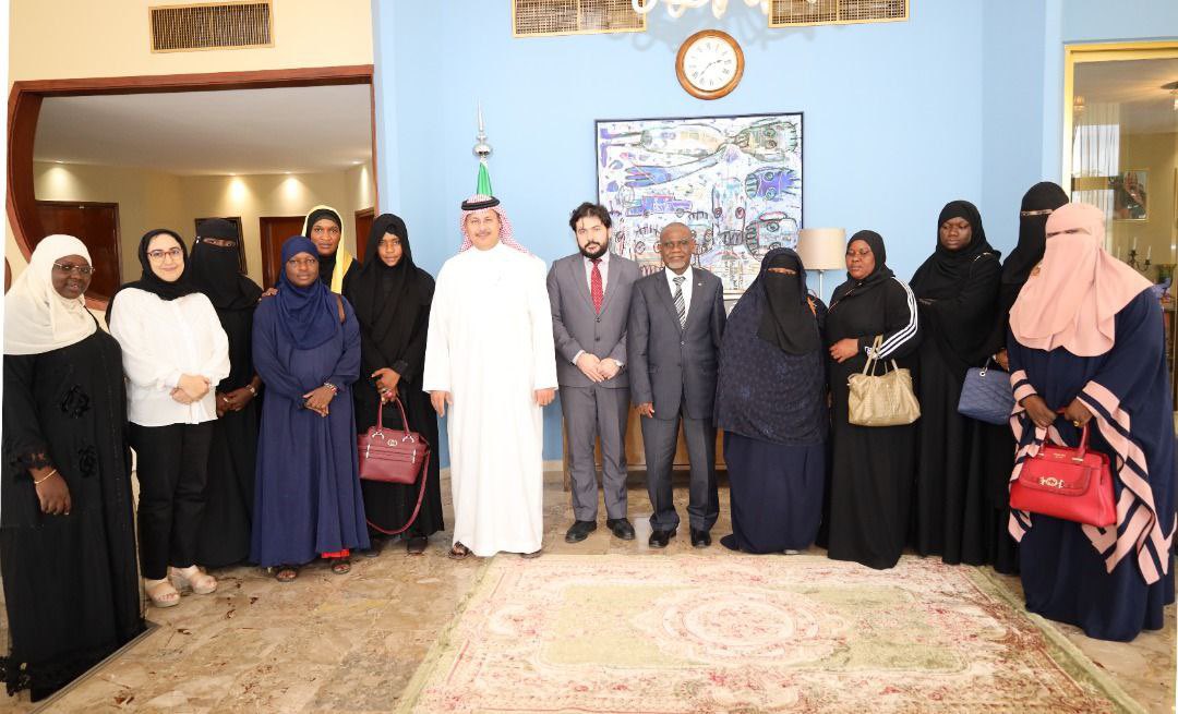 KSAembassyCi's tweet photo. استقبل سعادة السفير عبدالله بن حمد السبيعي اليوم الخميس ٢٠٢٢/٣/٢٤م في دار سكنه رئيسة جمعية داعيات المحجة البيضاء في جمهورية كوت ديفوار السيدة/ زينب مصطفى سي يعقوب ومجموعة من الداعيات التابعات للجمعية. وجاءت هذه الزيارة للتعريف بنشاطات الجمعية وبحث سبل التعاون بين السفارة والجمعية https://t.co/ODAT2TKArR