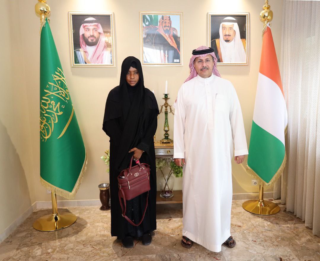 KSAembassyCi's tweet photo. استقبل سعادة السفير عبدالله بن حمد السبيعي اليوم الخميس ٢٠٢٢/٣/٢٤م في دار سكنه رئيسة جمعية داعيات المحجة البيضاء في جمهورية كوت ديفوار السيدة/ زينب مصطفى سي يعقوب ومجموعة من الداعيات التابعات للجمعية. وجاءت هذه الزيارة للتعريف بنشاطات الجمعية وبحث سبل التعاون بين السفارة والجمعية https://t.co/ODAT2TKArR