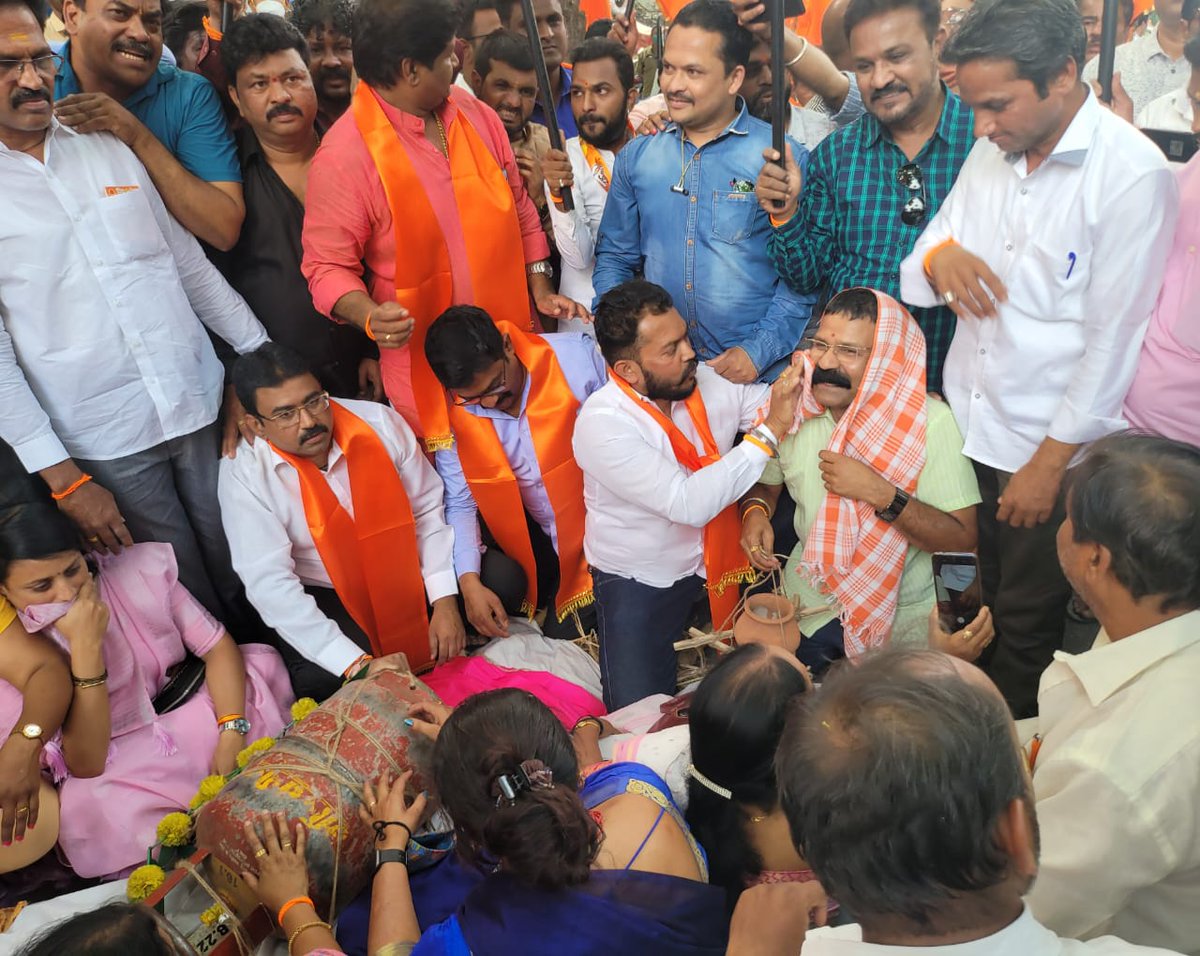 YuvasenaPune_'s tweet photo. गॅस सिलिंडर प्रेतयात्रा आंदोलन
गॅस शेगडी देऊन,चुल विझवली,अश्रु पुसले म्हणे.गॅस सिलिंडर दरवाढ करून जनतेच्या डोळ्यात पुन्हा अश्रूच आणले.केंद्र सरकारने केलेल्या घरगुती गस दरवाढ,पेट्रोल दरवाढी विरोधात तीव्र आंदोलन व घरगूती सिलिंडरची प्रतिकात्मक प्रेतयात्रा काढण्यात आली. 
@ShivSena https://t.co/Fgqy8umhoh