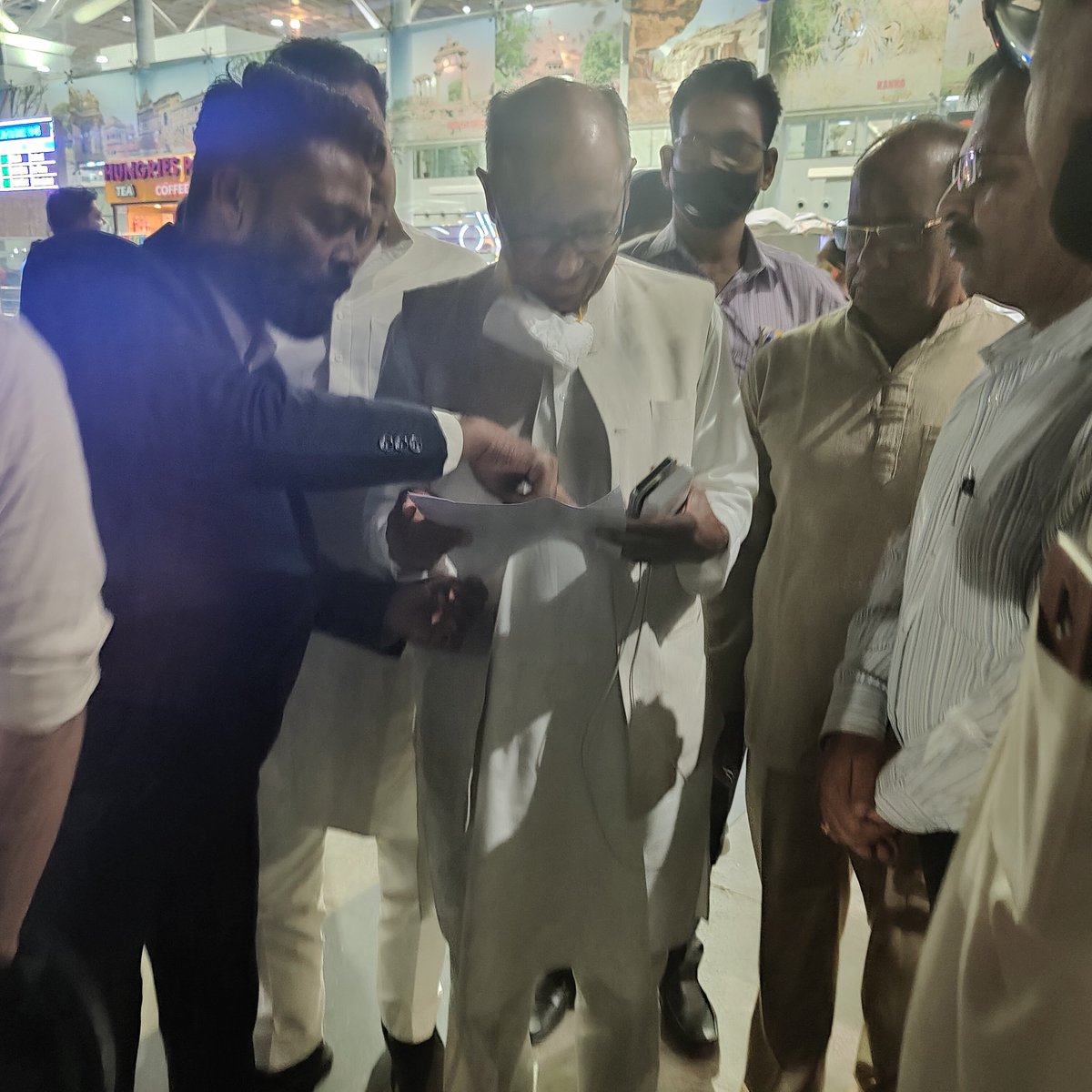 AdvSuneelkumar's tweet photo. भोपाल- आज राजा भोज विमानतल पर पूर्व मुख्यमंत्री आदरणीय श्री दिग्विजय सिंह जी से मुलाकात हुई!
@digvijaya_28 https://t.co/nrAH4SjyXe