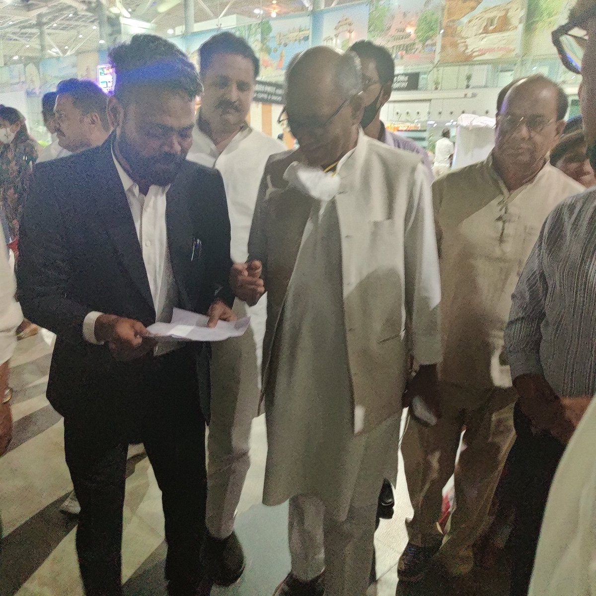 भोपाल- आज राजा भोज विमानतल पर पूर्व मुख्यमंत्री आदरणीय श्री दिग्विजय सिंह जी से मुलाकात हुई!
<a href="/digvijaya_28/">Digvijaya Singh</a>