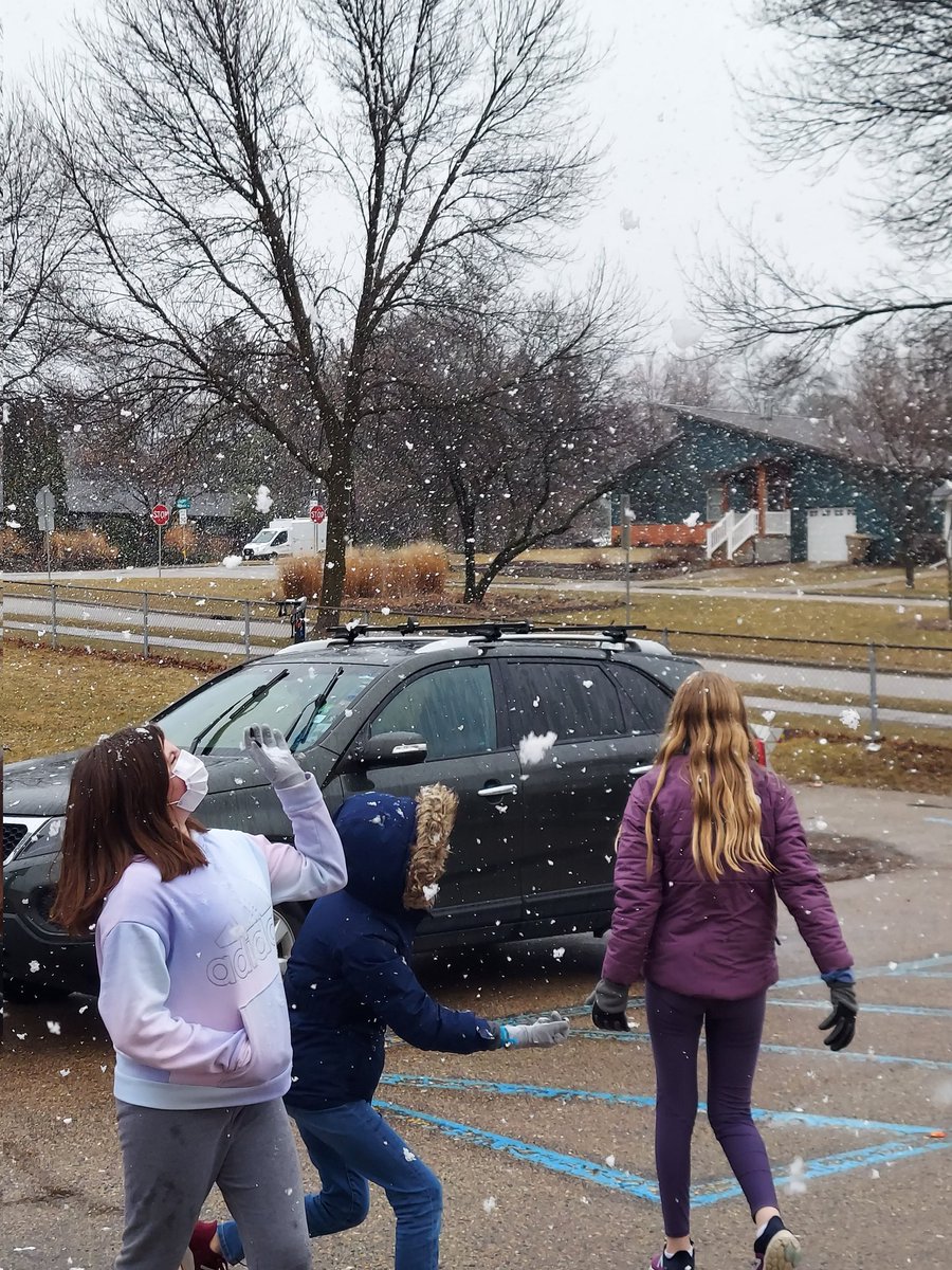 Cherokee_MMSD_'s tweet photo. The joy of catching massive snow flakes during recess. https://t.co/xdJMg8yv2G